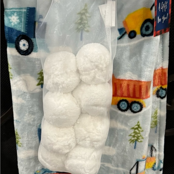 KIDS TRUCK & TRACTORS THROW BLANKET W/ A SET OF 8 INDOOR SNOWBALLS PLUSH NEW - Picture 8 of 11